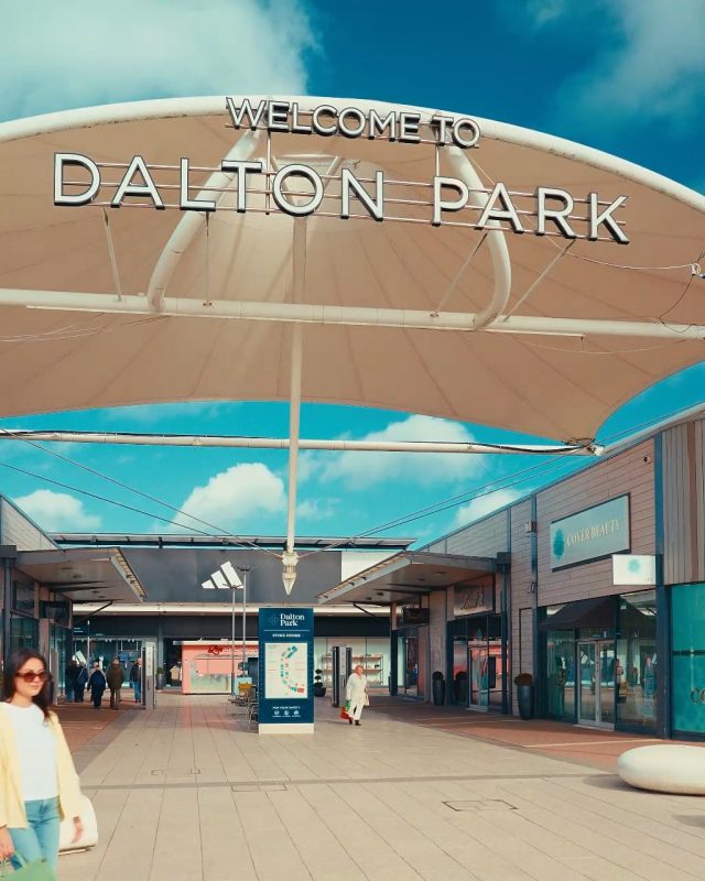 Warmer days are here 🫶⛅️Upgrade your spring wardrobe with up to 70% off @calvinklein, @whitestuffuk, @dune_london and @radleylondon 🌸