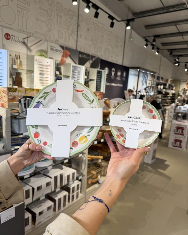 Sunny days = picnics in the park 🧺💓From stylish serveware at @marksandspencer to cool bags and outdoor essentials at @procook, find everything you need for an al fresco feast 🌞
